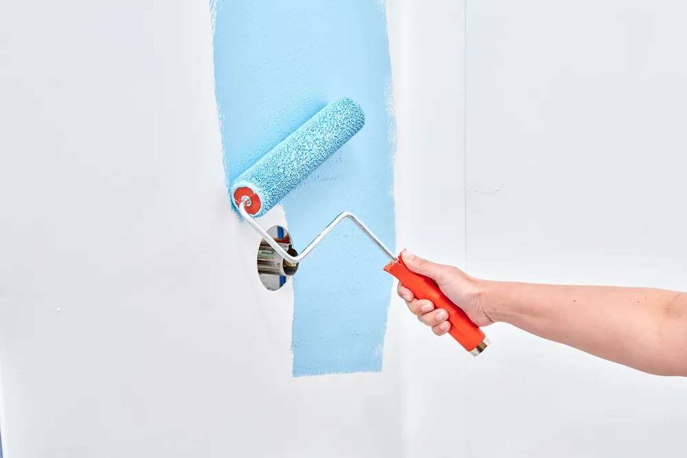 Så målar du på våtrumstapet steg för steg