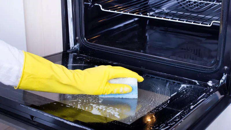 Så rengör du ugnen från fastbrända rester på ett enkelt sätt