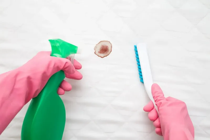 Så tar du bort blodfläckar från sängkläder och madrass