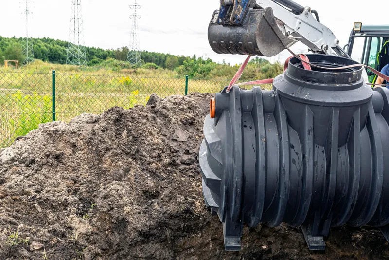 Hur fungerar en trekammarbrunn med infiltration?