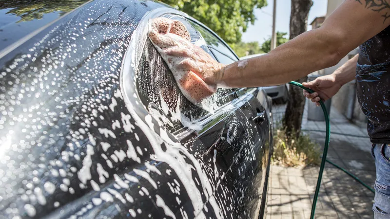 Böter från att tvätta bilen hemma? – Detta säger lagen
