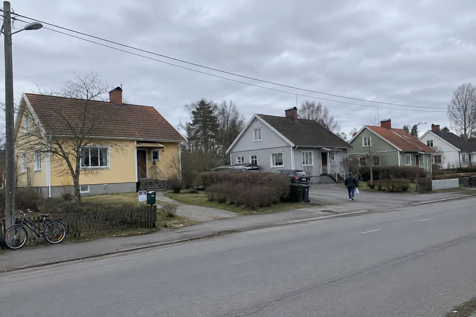 Villagata i förort med uthyrningsskylt vid en brevlåda, tema för Hyra ut villa: från en lånad etta till ett bestånd