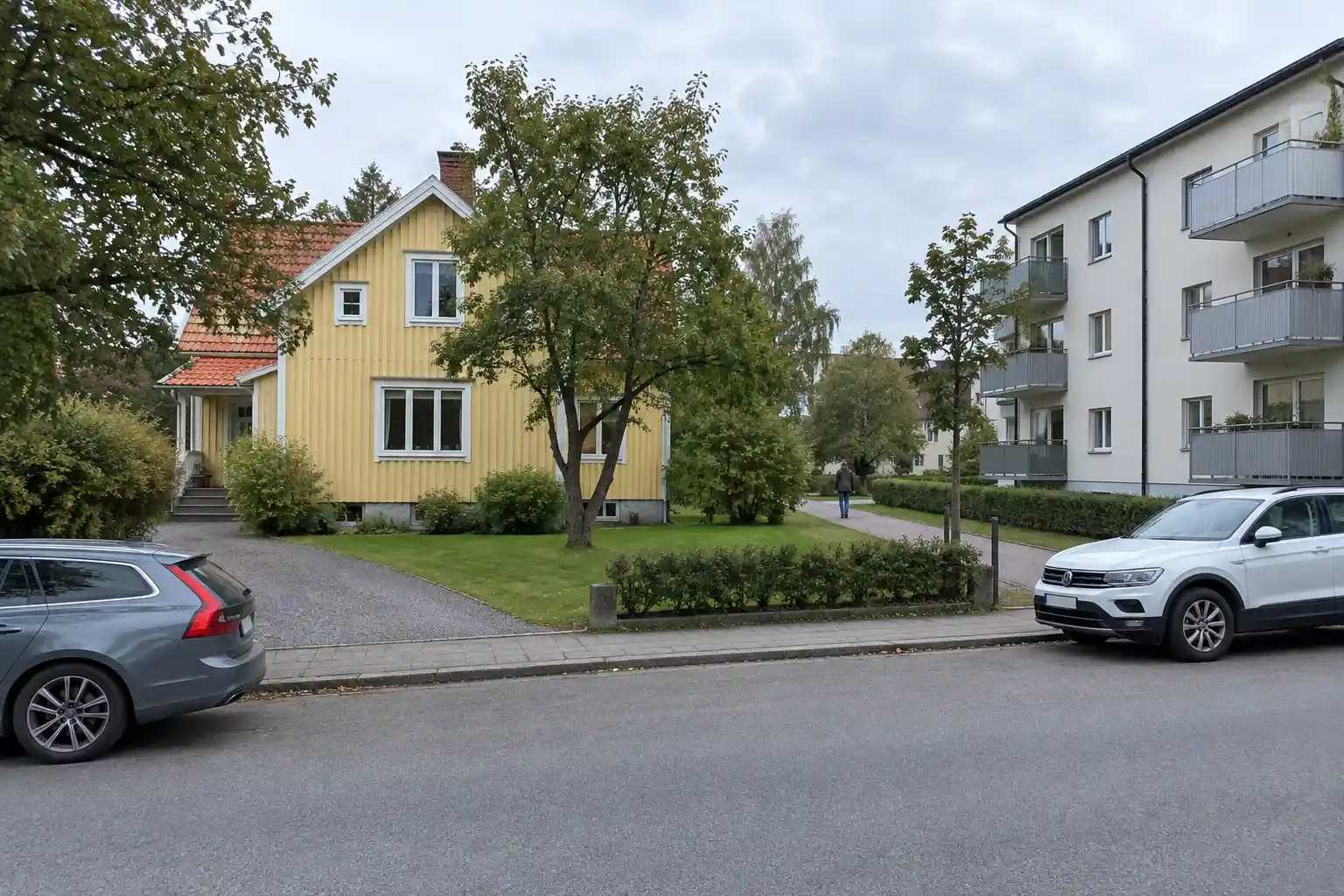 Stor gul villa och litet flerbostadshus längs en lugn gata, om downsizing kan ge miljoner från egna boendet